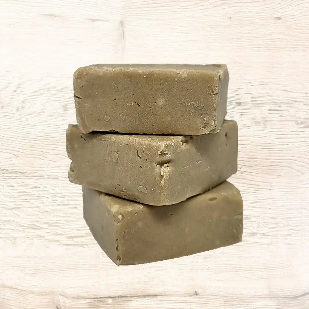 3 Shampoo Solido Purificanti Antiforfora per Uomo Homo Naturalis impilati uno sopra l'altro