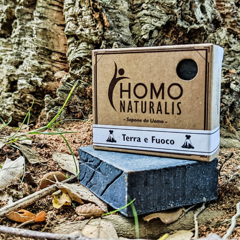 Sapone artigianale Terra e Fuoco di Homo Naturalis immerso nella natura