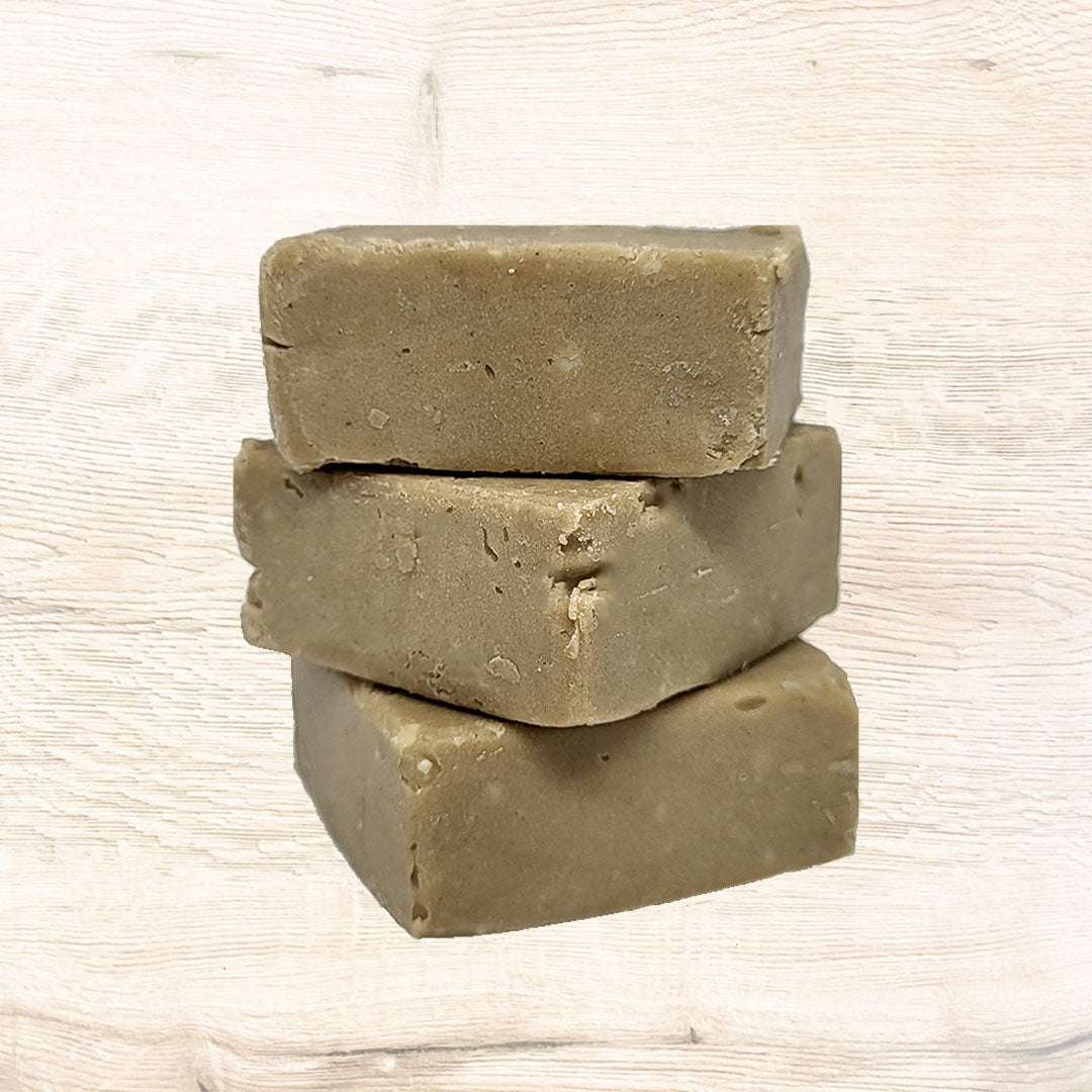 3 Shampoo Solido Purificanti Antiforfora per Uomo Homo Naturalis impilati  uno sopra l'altro