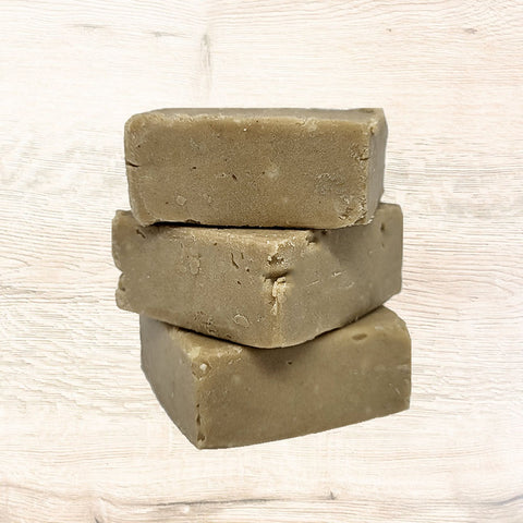 3 Shampoo Solido Purificanti Antiforfora per Uomo Homo Naturalis impilati  uno sopra l'altro